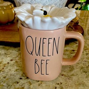 Rae Dunn Queen bee mug with top